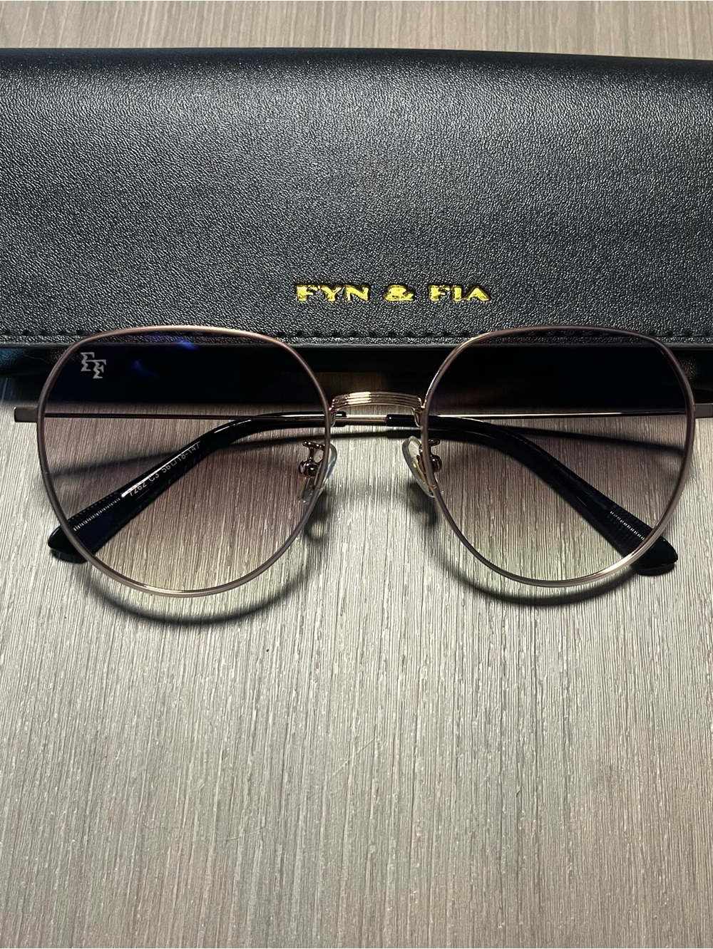 Fyn & Fia Women's Round Metal Sunglasses in Gold